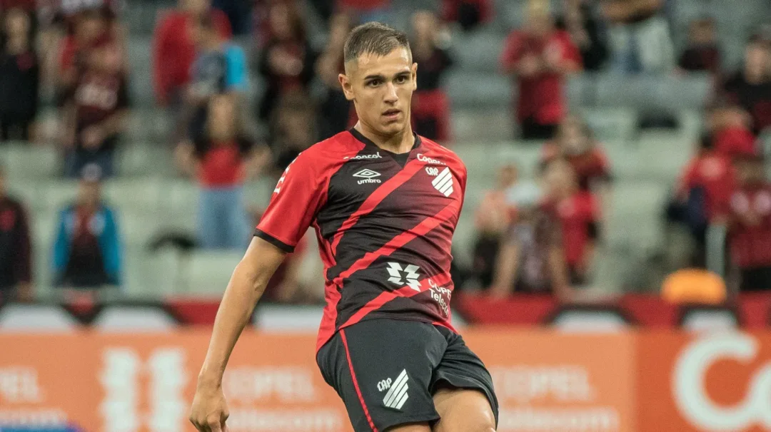 Internacional vê Lucas Fasson como alvo nº 1 para reforçar a defesa na próxima janela - Imagem do artigo original