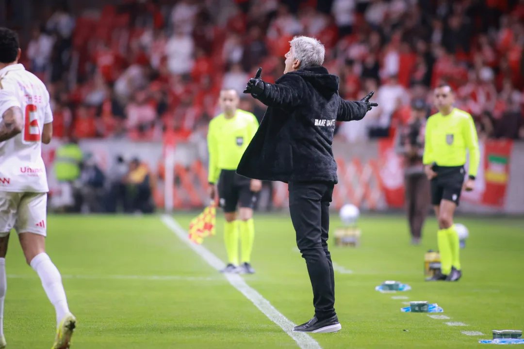 Renato Gaúcho se irrita com erros do Vasco na goleada sofrida para o Internacional - Imagem do artigo original