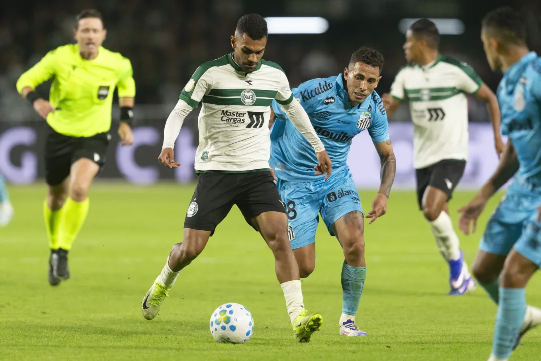 Suspensão de Lucas Ronier acende alerta no Coritiba para duelo de Brasileirão contra o Santos - Imagem do artigo original