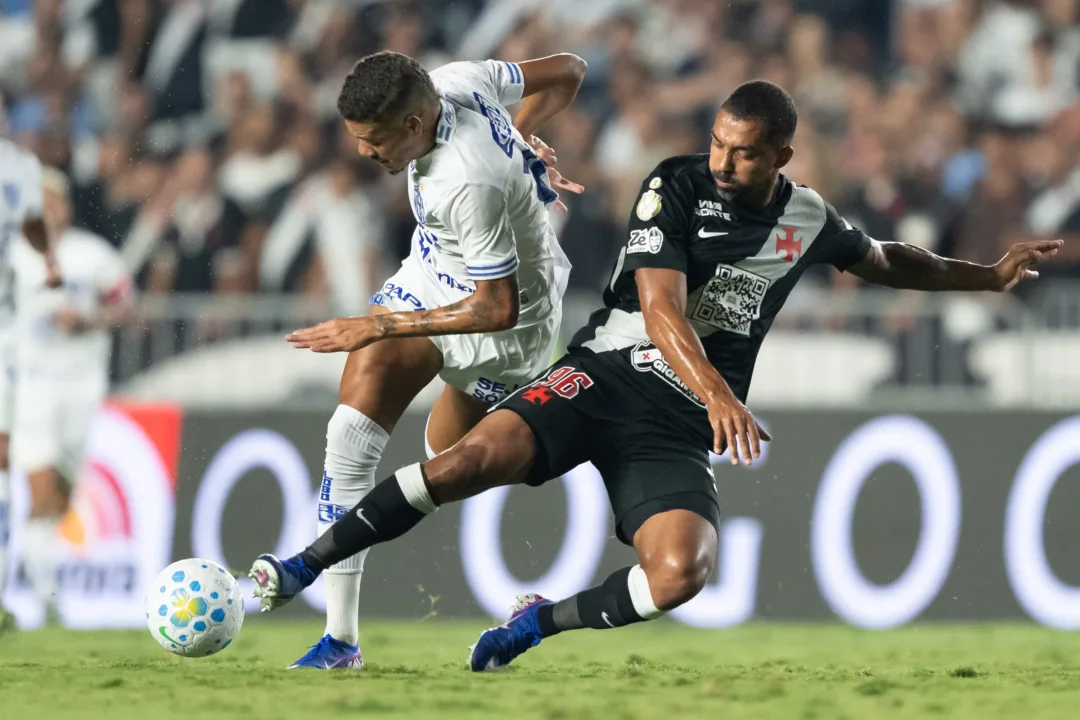Entorse afasta Paulo Henrique até a pausa da Copa e aumenta a lista de desfalques do Vasco - Imagem do artigo original