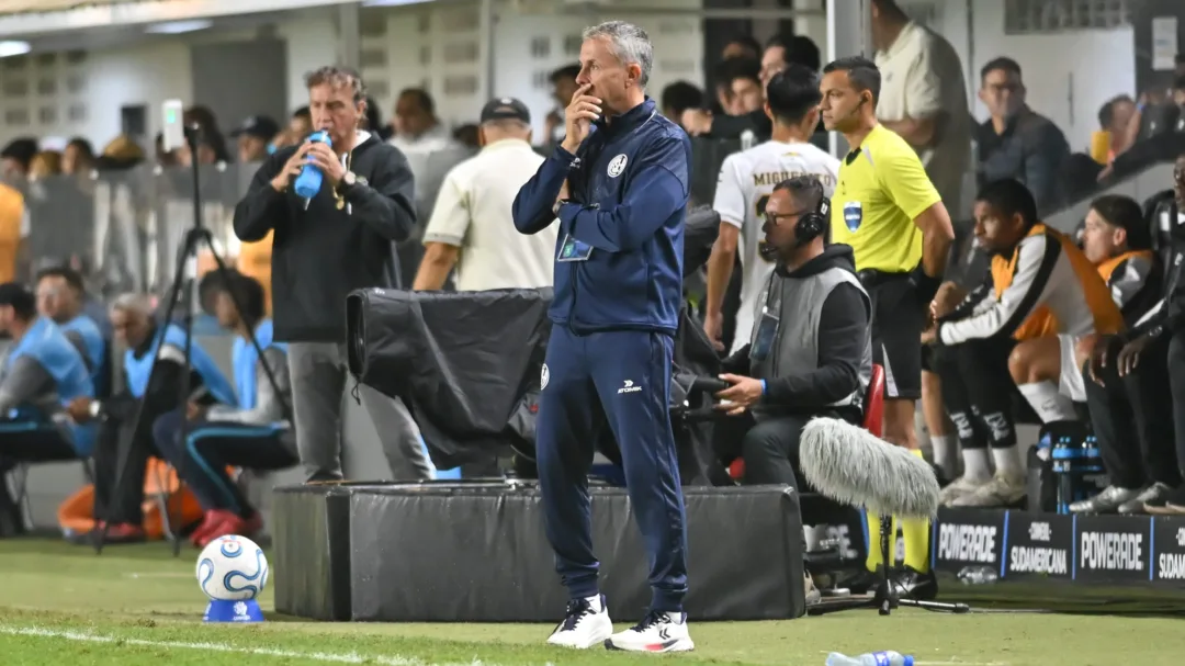 Reclamação de Gustavo Álvarez expõe falha de segurança na Vila Belmiro após empate na Sul-Americana - Imagem do artigo original