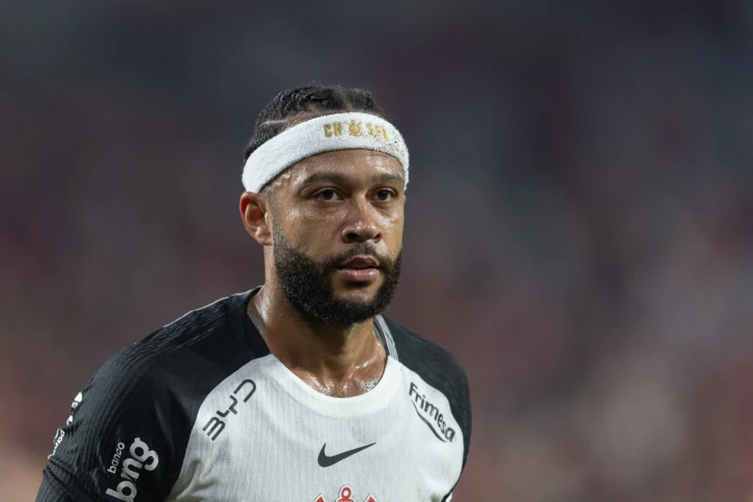 Pressão da Fiel aumenta e Corinthians busca solução para renovar com Memphis Depay - Imagem do artigo original