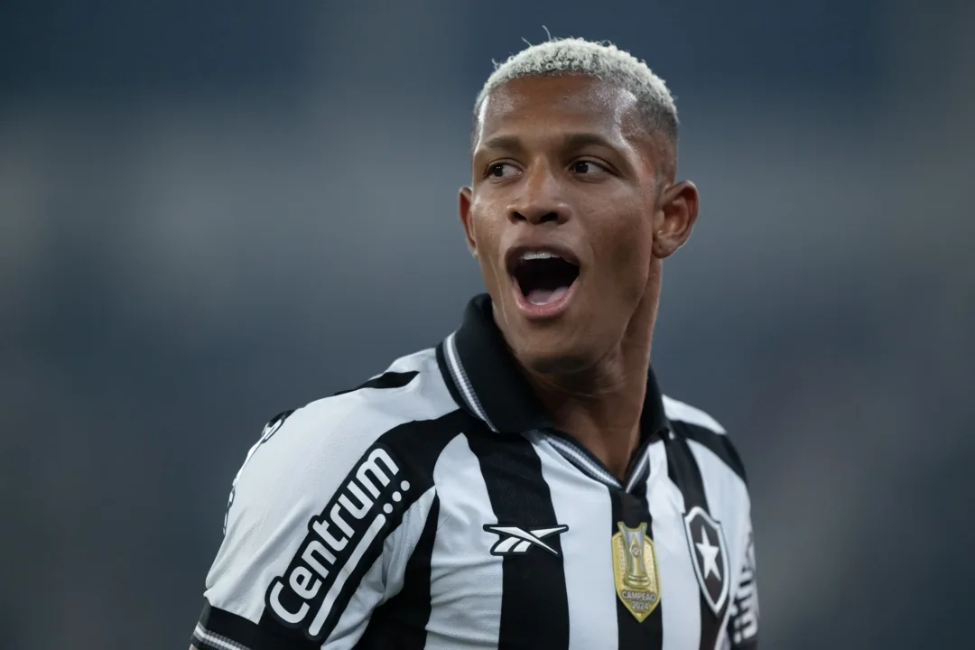 Flamengo intensifica negociação por Danilo e conta com sinal verde do volante do Botafogo - Imagem do artigo original