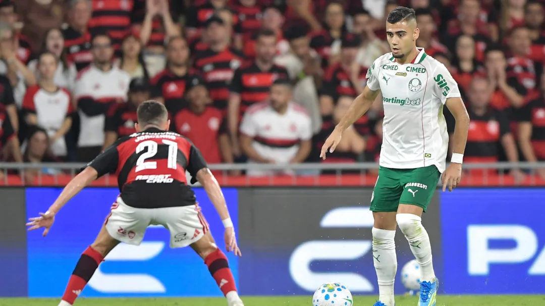 Entrada dura de Andreas Pereira em Jorginho acirra clima no início de Flamengo x Palmeiras - Imagem do artigo original