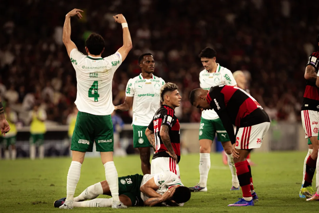 Flamengo aplica multa salarial a Carrascal após expulsão contra o Palmeiras e mantém meia no elenco - Imagem do artigo original