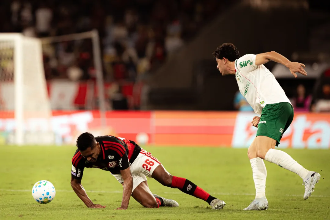 Sob pressão, Alex Sandro vira alvo após 3 a 0 do Palmeiras sobre o Flamengo e preocupa Seleção - Imagem do artigo original