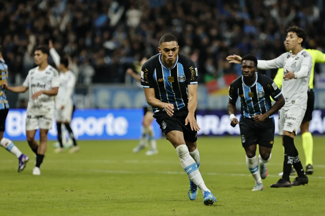 Desabafo de Lucas Veríssimo expõe crise defensiva do Santos após virada do Grêmio - Imagem do artigo original