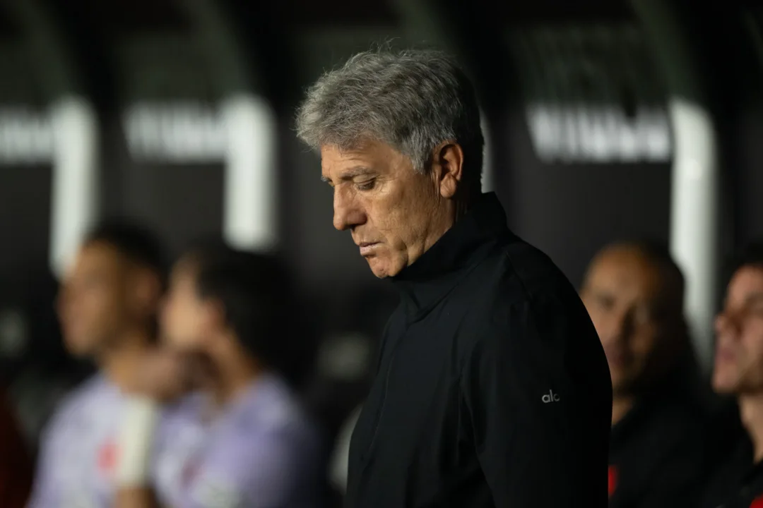 Tensão explode no Vasco: cobrança de Thiago Mendes e Léo Jardim quase termina em briga no vestiário - Imagem do artigo original