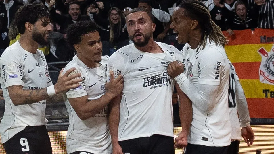 Pênalti não marcado por Rafael Klein revolta torcida do Corinthians em vitória sobre o Atlético-MG - Imagem do artigo original