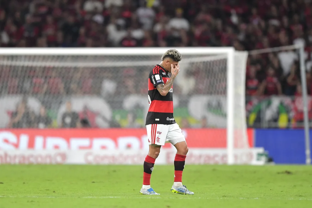 Flamengo coloca Jorge Carrascal na lista de saídas após série de expulsões e problemas fora de campo - Imagem do artigo original